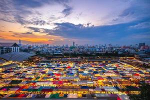 Zug Nachtmarkt Ratchada in Bangkok, thailand foto