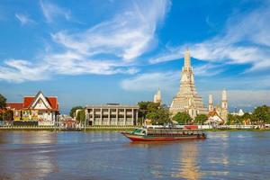 Wat Arun am Fluss Chao Phraya in Bangkok, Thailand foto