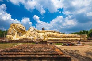 phra mittag liegender buddha im wat lokayasutharam in ayutthaya, thailand foto