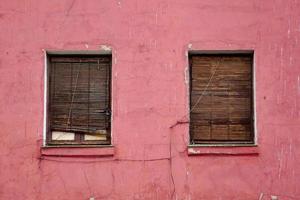 Fenster an der roten Fassade des Hauses foto