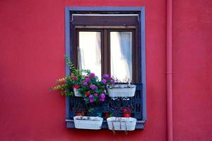 Fenster an der roten Fassade des Hauses foto