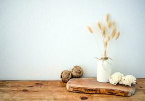 stilvoll Komposition von Tabelle mit Perlen und Blumen und Krone, Bank im retro Stil, Lehm Vasen und Geschirr. rustikal Inspiration. Sommer- Schwingungen. Beige Holz Tisch. foto