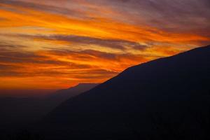 orange Sonnenuntergang und Berge foto