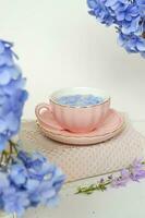 Tasse mit Blau Blumen foto