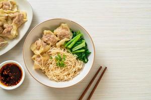 getrocknete Eiernudeln mit Schweinefleisch Wonton oder Schweineknödel ohne Suppe - asiatische Küche foto