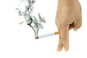 Zigarette brennt mit Rauch bei Männern ist Hand foto