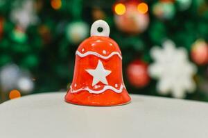 Weihnachten Spielzeug Dekoration. Weihnachten rot Glocke foto