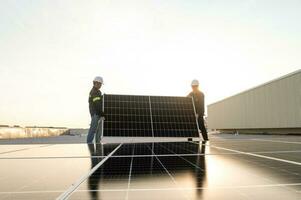 2 Ingenieure Installieren Solar- und pflegen Solar- Leistung Pflanze , Ingenieur Mannschaft zu prüfen und pflegen Solar- Leistung Pflanzen Solar- Leistung Pflanze foto