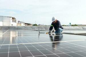 Ingenieur Arbeiten zu prüfen Ausrüstung im Dach Solar- Leistung Anlage, Solar- Panel Instandhaltung Installation Aussicht foto