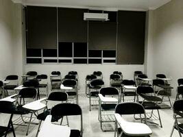 leeren Klassenzimmer mit ein Menge von Stuhl mit Nein Schüler und Lehrer foto