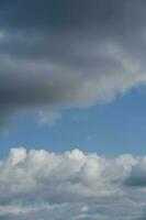 natürlich Hintergrund mit Blau Himmel und Weiß Wolken. foto