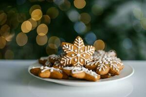 Ingwer Weihnachten Kekse auf das Hintergrund von ein Weihnachten Baum mit Beleuchtung. foto