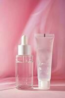 ein transparent Flasche von kosmetisch Gel und ein Flasche von Serum auf ein Rosa Hintergrund. foto