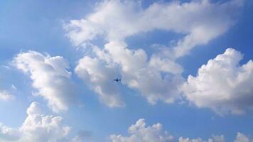 ein Flugzeug Silhouette und klar Blau Himmel foto
