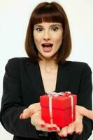 Foto ziemlich Frau posieren mit rot Geschenk Box Überraschung Lebensstil unverändert