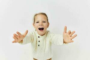 Porträt von glücklich lächelnd Kind Mädchen Baby Kleider Mode Licht Hintergrund foto
