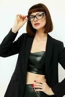Porträt von ein Frau posieren mit Brille ein Leder passen schwarz Jacke Lebensstil unverändert foto