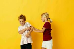 Junge und Mädchen Stehen Seite durch Seite posieren Kindheit Emotionen isoliert Hintergrund foto