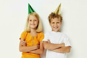 süß stilvoll Kinder im mehrfarbig Kappen Geburtstag Urlaub Emotion isoliert Hintergrund unverändert foto