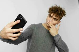 gut aussehend jung Mann reden auf das Telefon posieren Emotionen isoliert Hintergrund foto