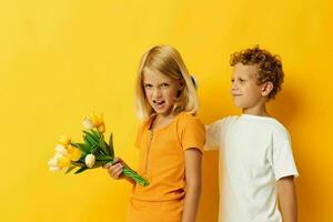 Junge und Mädchen mit ein Strauß von Blumen Freundschaft Geschenk foto