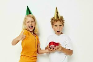 heiter Junge mit Mädchen mit Hüte Geschenk Geburtstag Urlaub foto