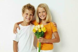 süß Vorschule Kinder mit ein Strauß von Blumen Geschenk Geburtstag Urlaub Kindheit Licht Hintergrund foto