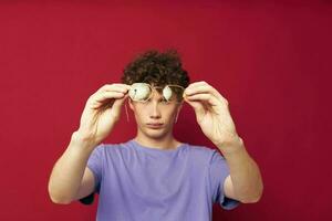 süß rothaarig Kerl im Gelb Brille lila T-Shirt Emotionen Jugend Stil foto