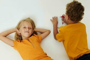 heiter Kinder Zeichnung im Notizbücher Lügen auf das Fußboden Kindheit Lebensstil unverändert foto