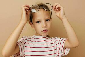 wenig Mädchen tragen Brille gestreift T-Shirt schließen oben foto