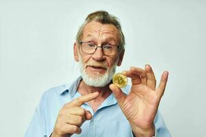 Porträt Alten Mann Kryptowährung Bitcoin Investition Licht Hintergrund foto
