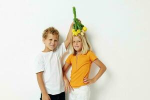 Porträt von süß Kinder Spaß Geburtstag Geschenk Überraschung Strauß von Blumen Lebensstil unverändert foto