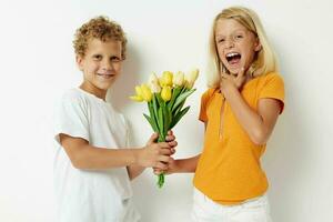 Bild von positiv Junge und Mädchen Urlaub Freundschaft mit ein Geschenk Gelb Blumen Licht Hintergrund foto
