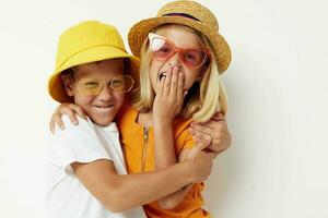 komisch Kinder Junge und Mädchen umarmen Mode Kindheit foto