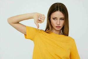 heiter rothaarig Frau im Gelb T-Shirt posieren Licht Hintergrund foto