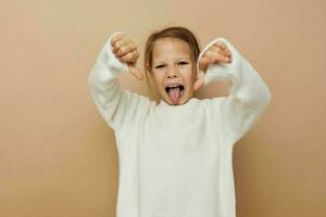 wenig Mädchen Kinder Stil Emotionen Spaß Kindheit unverändert foto