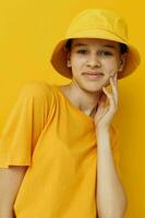 jung Frau im ein Gelb Hut Jugend Stil beiläufig tragen isoliert Hintergrund foto
