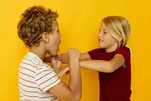 süß Vorschule Kinder kuscheln Mode Kindheit Unterhaltung Gelb Hintergrund foto