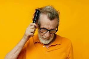 ein Alten Mann mit Brille Kämme seine lange grau Haar foto