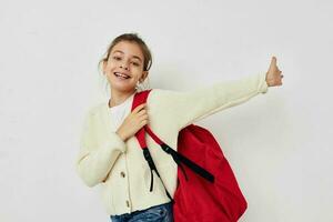 ziemlich jung Schülerin mit rot Rucksack posieren isoliert Hintergrund foto