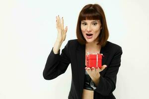 Porträt von ein Frau posieren mit rot Geschenk Box Überraschung isoliert Hintergrund foto