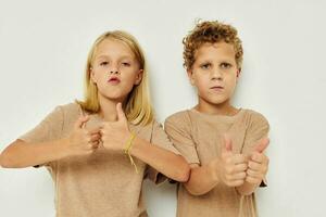 Foto von zwei Kinder gestikulieren mit ihr Hände zusammen Kindheit unverändert