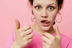 schön Frau im ein Rosa T-Shirt Jugend Mode Rosa Farbe Hintergrund unverändert foto