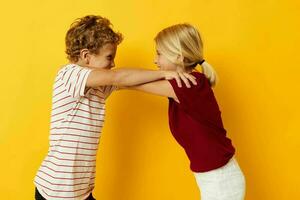 Porträt von süß Kinder beiläufig tragen Spiele Spaß zusammen isoliert Hintergrund foto