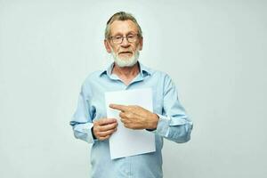 Porträt Alten Mann halten ein Blatt von Papier Kopierraum posieren abgeschnitten Aussicht foto