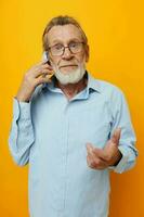 Porträt von glücklich Senior Mann reden auf das Telefon Emotionen isoliert Hintergrund foto