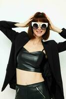 schön Frau im ein schwarz passen Sonnenbrille Luxus isoliert Hintergrund foto