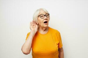 Alten Frau Vision Probleme mit Brille isoliert Hintergrund foto