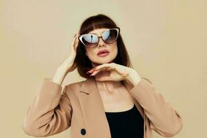 Porträt von ein Frau Charme rot Nägel Modell- Luxus Sonnenbrille isoliert Hintergrund foto