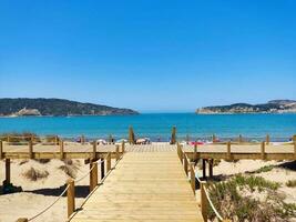 san Martinho, Portugal jule 09 2022 schön Strand auf das Bucht und hölzern Gehen Wege foto